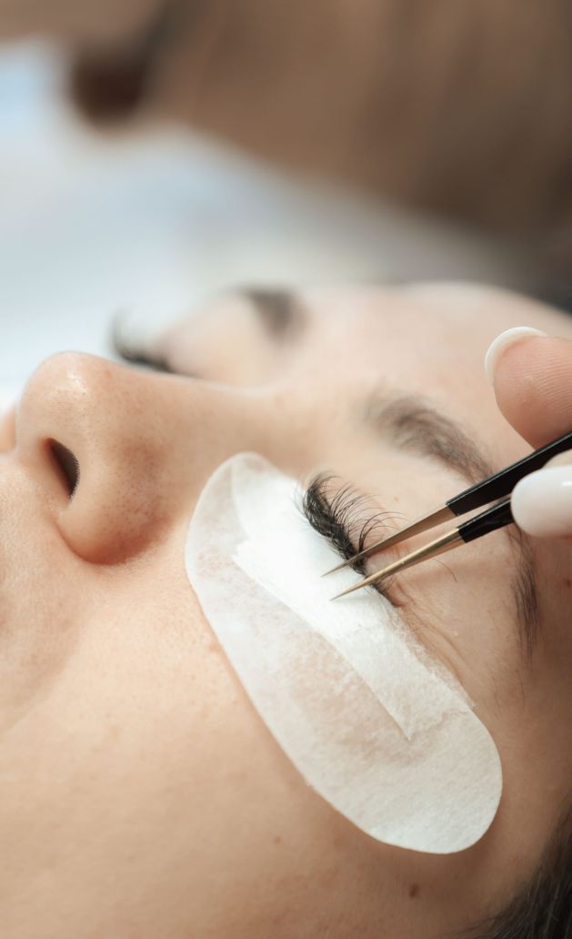 Extensions de cils 1 Pose d'extensions de cils avec patch de protection sous l'œil